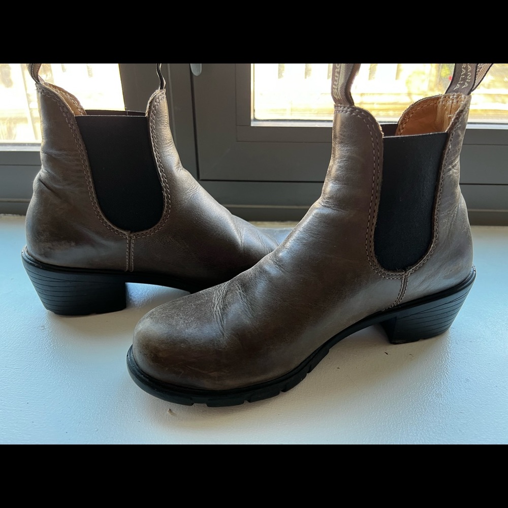 Blundstone Womens Taupe Heeled Boots in discontinued Taupe color